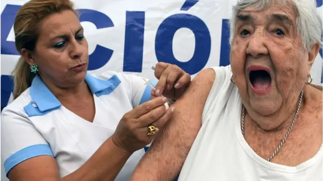 Senhora recebe vacina contra a gripe H1N1