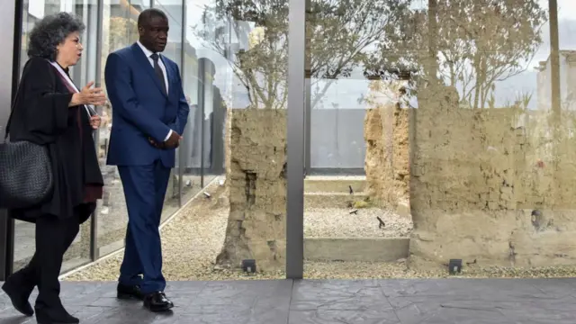 Salcedo, junto al premio Nobel de la Paz Denis Mukwege, recorre su obra Fragmentos, en la que trabajó con mujeres víctimas de violencia sexual.