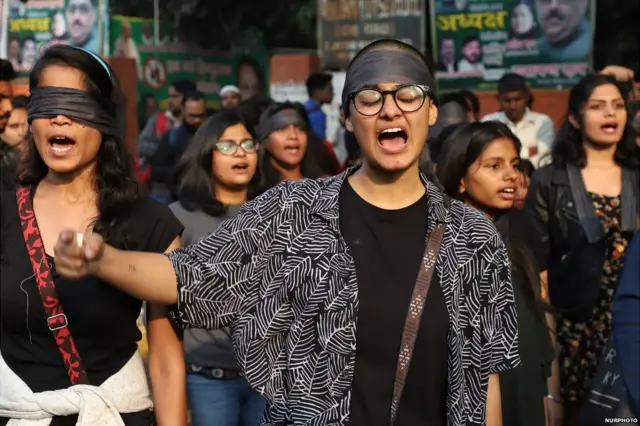 विरोध प्रदर्शन करती एक लड़की