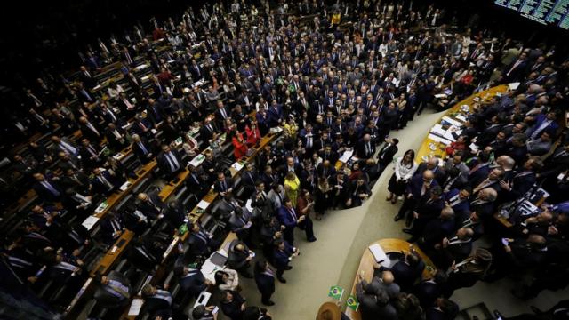 Plenário da Câmara, repleto de deputados, visto do alto