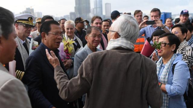 柬埔寨首相洪森亲自登船表示欢迎