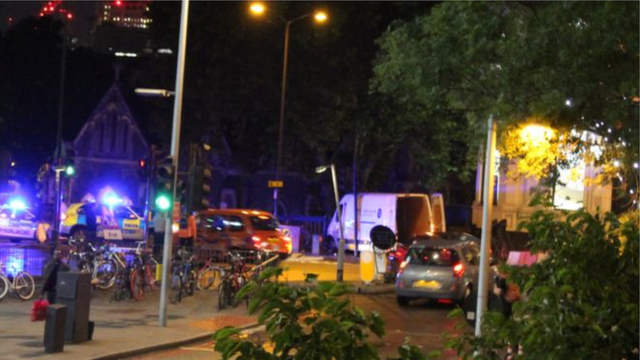 รถตู้สีขาวในสภาพชนเข้ากับราวสะพาน เป็นรถที่ตำรวจเชื่อว่าใช้ก่อเหตุโจมตีบนสะพานลอนดอนบริดจ์