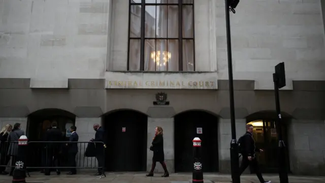 Суд иши Лондоннинг Марказий жиноят судида кўрилади.
