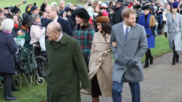 Принц Филипп шел в церковь вместе с герцогом и герцогиней Кембриджскими, принцем Гарри и Меган Маркл