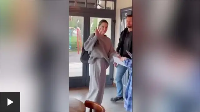 লাভিভের একটি রেস্তোরা এবং রেলওয়ে স্টেশনে তোলা ভিডিও পোস্ট করেছেন অ্যাঞ্জেলিনা জোলি