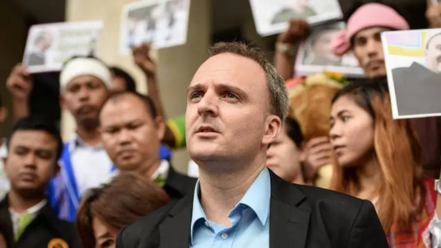 อานดี้ ฮอลล์ ผู้เชี่ยวชาญด้านสิทธิแรงงานอพยพ กล่าวต่อสื่อที่ศาลอาญากรุงเทพใต้ หลังจากศาลอ่านคำตัดสินว่าเขามีความผิดทางอาญาจากการหมิ่นประมาท ตาม พ.ร.บ.คอมพิวเตอร์ โดยศาลพิพาษาจำคุกเขา 3 ปี แต่ให้รอลงอาญาไว้ เมื่อวันที่ 20 ก.ย. 2559