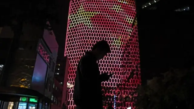 شاب يستخدم هاتفه المحمول