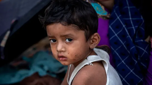 বাংলাদেশে আগুনে পুড়ে যাওয়া শিবিরে রোহিঙ্গা শিশু, ২৫/০৩/২০২১