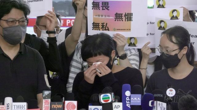 蔡玉玲（中）在西九龍裁判法院外會見記者同業時用紙巾擦眼淚（22/4/2021）