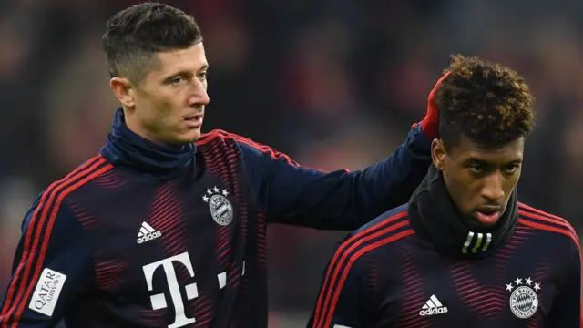 Robert Lewandowski (ibumoso) na mugenzi we Kingsley Coman (iburyo)