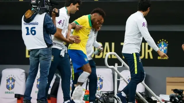 Neymar deixa o campobetboo 055Brasília com o tornozelo lesionado; atacante foi cortado da Copa América