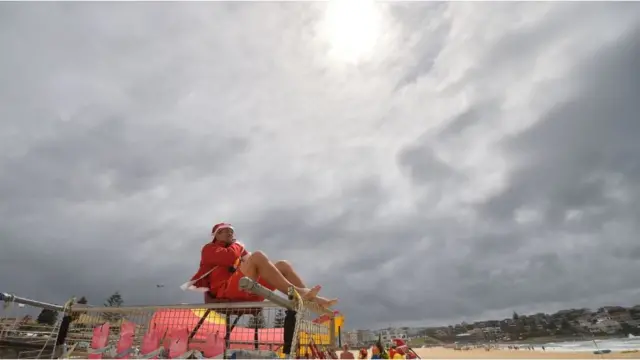 Санта-Клаус на пляже в австралии