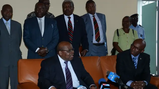 Mu kiganiro n'abamenyeshamakuru ari kumwe n'umushikiranganji w'imigenderanire Alain Nyamitwe, Benjamin Mkapa yavuze ko, ko prezida Nkurunziza ari we aramutswa Uburundi kitakiri ikibazo