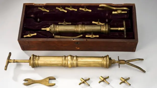 Бул аспаптарды сөөктү бальзамдоо үчүн XVIII кылымда англис дарыгерлери колдонгон. Орто кылымдагы аналог мындан көп деле айырмаланган эмес.