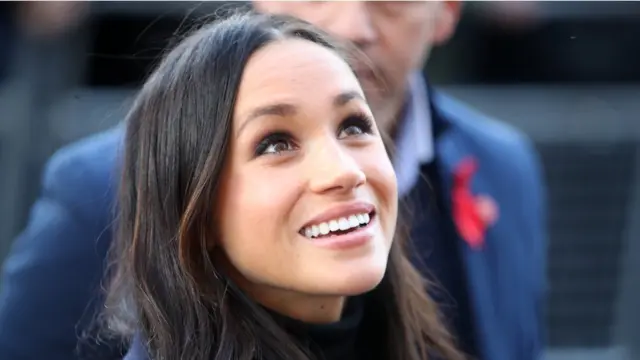 Cô Meghan Markle nhìn lên đám đông chào đón khi cô cùng Hoàng tử Harry tới dự hội chợ từ thiện của Tổ chức Terrance Higgins Trust ở thành phố Nottingham nhân Ngày AIDS Thế giới 1/12.