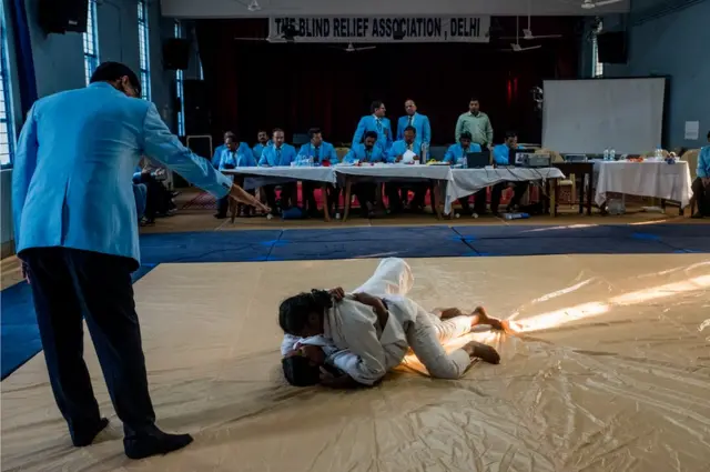 జూడో పోటీ పడుతున్న ఇద్దరు యువతులు