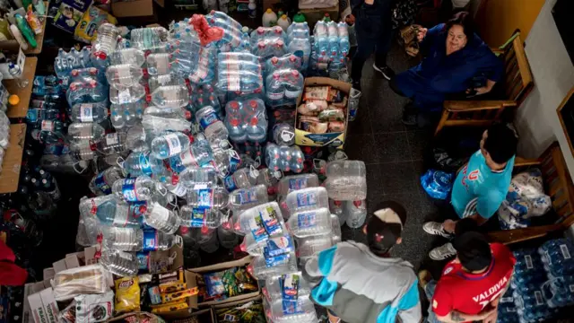 La red de solidaridad que ha generado los incendios es masiva. De sur a norte, en carro o a dedo, chilenos han llegado a esta zona a ayudar de una u otra forma.