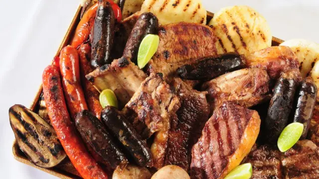 Arepas y carne. salchichas, morcilla