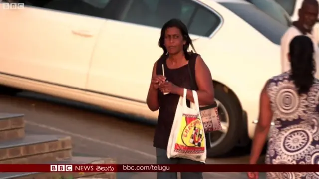 దక్షిణాఫ్రికాలో ఒక మహిళ