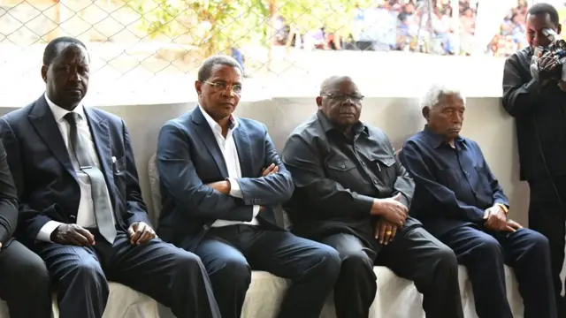 Bw Odinga akiwa marais wastaafu wa Tanzania Jakaya Kikwete, Benjamin Mkapa na Alhaji Ali Hassan Mwinyi