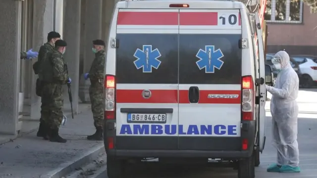 Ambulantna kola i vojnici u centru Beograda