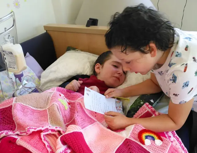 Joe leyendo a su hermana mayor, Connie, quien falleció recientemente por MLD.