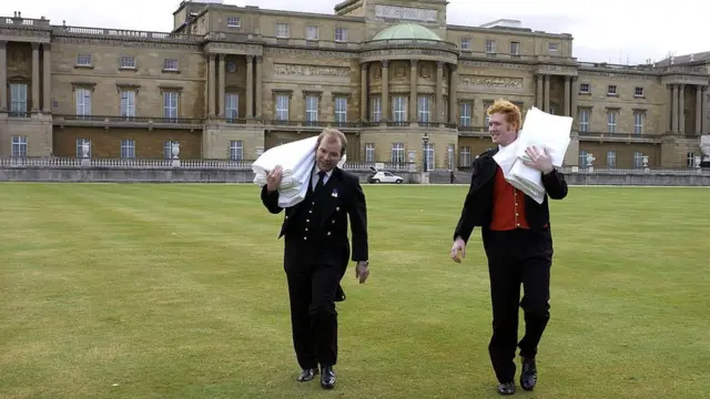У Букінгемському палаці повно слуг, тому важко уявити, що Фейган тинявся палацом ніким не поміченим