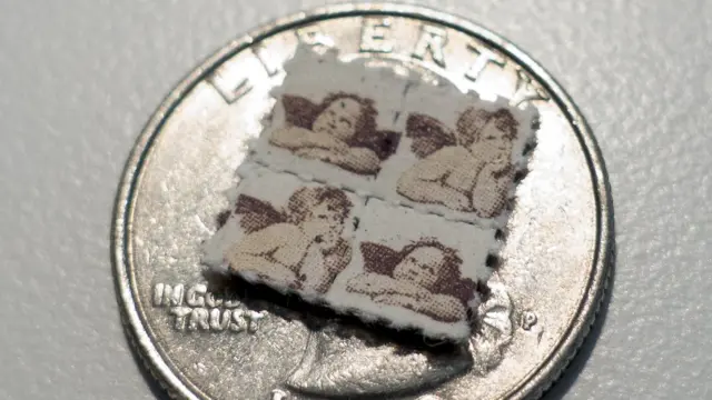 크기 비교를 위해 LSD를 동전 위에 올려놓은 모습