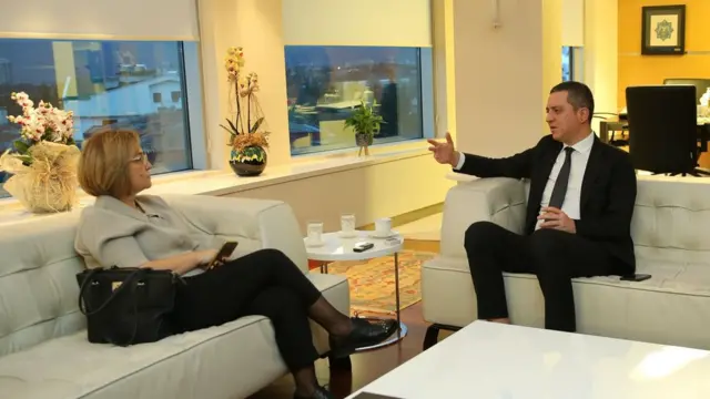 Türkiye Barolar Birliği'nin 36. Genel Kurulu'nda Türkiye Barolar Birliği Başkanlığı'na (TBB) seçilen Erinç Sağkan, başkanlığı döneminde yeni bir yönetim anlayışını yaşama geçireceklerini belirterek, "Birliği yönetmeye değil, yönetmeye talip olduk" dedi.