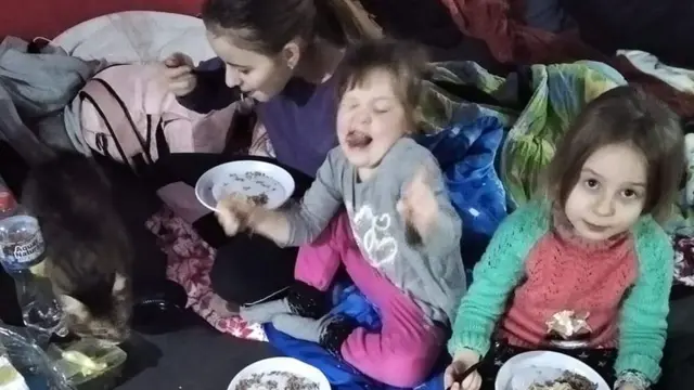 율리아와 세 딸은 몇 주 동안 지하 대피소에서 지냈다