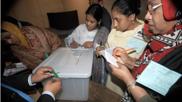 ভোট গণনার সময় উপস্থিত থাকতে হয় বিভিন্ন প্রার্থীর পোলিং এজেন্টদের
