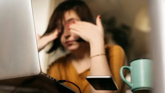 Bilgisayar başında yorgun kadın