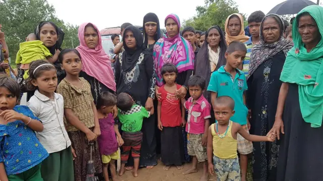 Bu fotoğraftaki kadın ve çocukların hepsi Myanmar'ın Maunglew bölgesine bağlı Kuanchipong köyünden Bangladeş sınırına kaçtılar. Köylerininin Myanmar askerleri tarafından ateşe verildiğini anlattılar.