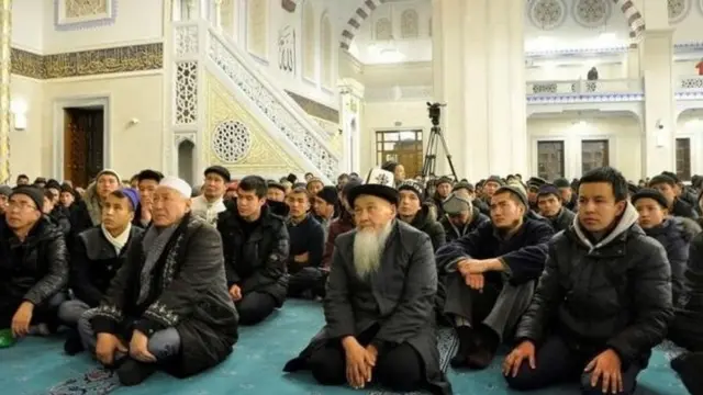 Бишкектин мечиттеринде жума намазга эл жык-жыйма чогулат