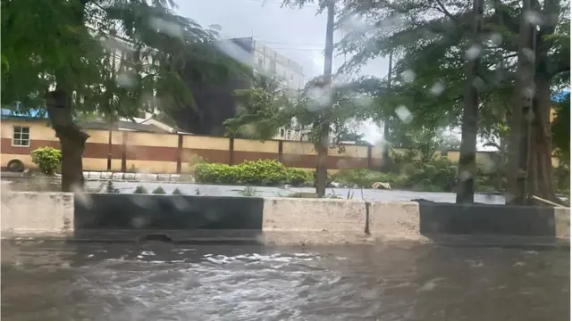 Òjò àrọ̀ọ̀rọ̀dá l'Eko