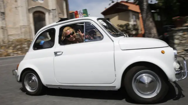 ஃபியட் 500 காரின் 60வது பிறந்தநாளை உற்சாகமாக கொண்டாடும் கார் ஆர்வலர்கள்