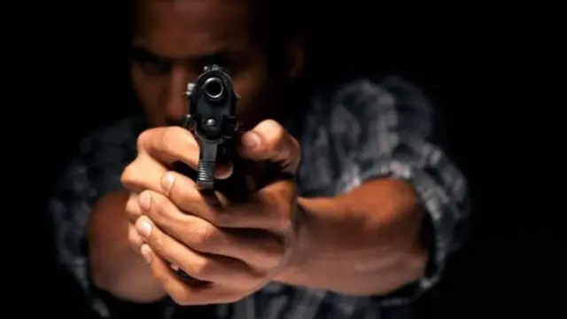 Samrie alimpiga risasi afisa wa polisi kabla ya kupigwa risasi na baadaye akakamatwa