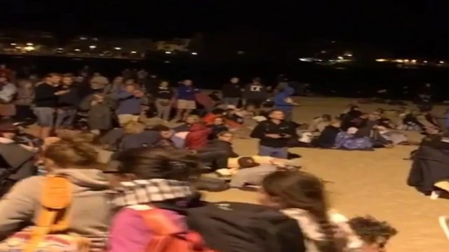 何千人もの観光客が安全確保のため浜辺で一夜を過ごした(26日、仏南東部)