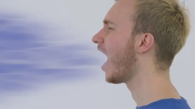 ఆవలిస్తున్న యువకుడు