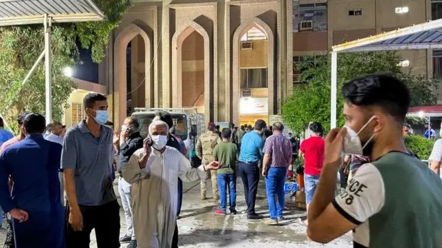 விபத்து நடந்த மருத்துவமனைக்கு வெளியே கூடிய மக்கள்.