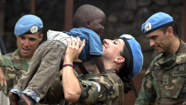 Umusirikare ba ONU ahagarariye amahoro muri Kongo mu mugwi MONUSCO, bariko barakinisha umwana