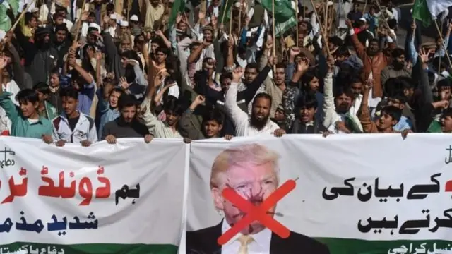 د ښاغلي ټرمپ څرګندونو ته غبرګون کې د پاکستان بېلا بېلو ښارونو کې امریکا ضد مظاهرې شوې دي.