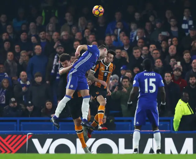 Cahill impacta con Mason.