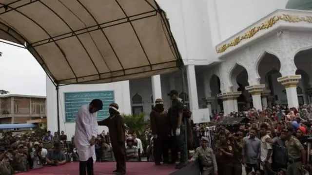 இந்தோனேஷியா: ஒரு பாலுறவினர் சேர்க்கை குற்றச்சாட்டுக்கு தண்டனை பகிரங்கமாக சாட்டை அடி