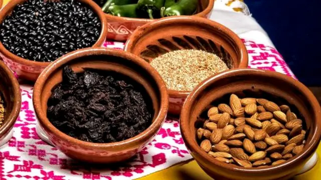 అత్యధిక పోషక విలువలు కలిగిన పదార్థాల జాబితాలో తొలిస్థానం బాదంకే దక్కింది.