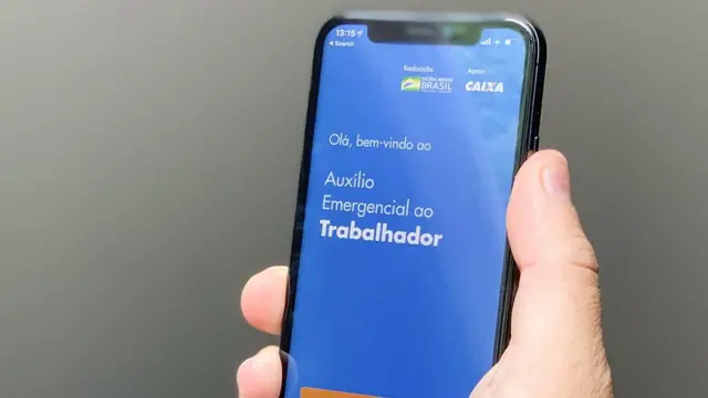 Celular mostra aplicativo do auxílio emergencial