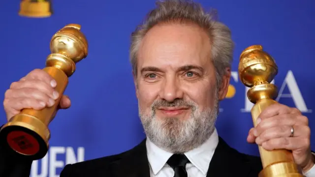El británico Sam Mendes ganó sendas estatuillas como mejor director y mejor película de drama con su filme épico "1917".