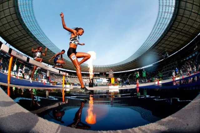 Wanawake watatu wanaonekana wakiruka viunzi katika mbio za mita 3000.