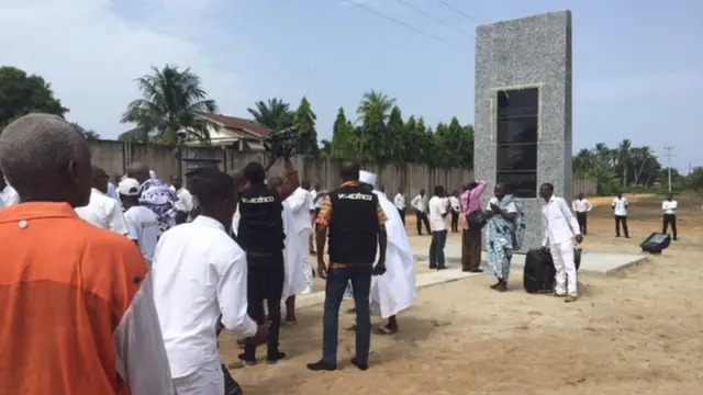 La stèle commémorative des attentats de Grand Bassam érigée à la mémoire des victimes