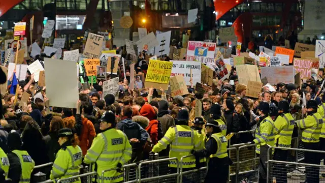ロンドンの首相官邸の前で、トランプ米大統領の大統領令に抗議するデモが行われた